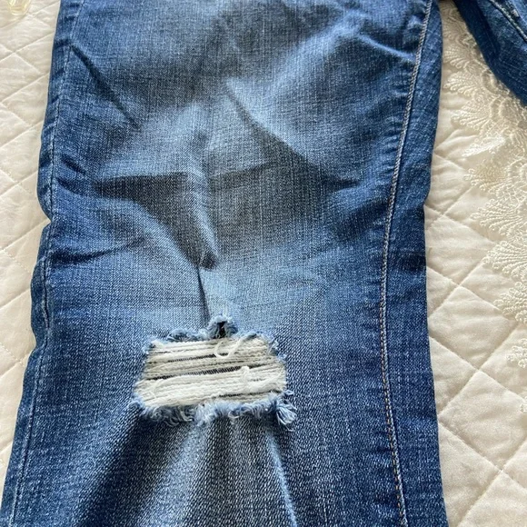 Sonoma Girlfriend Jeans Medium Wash Distressing and Holes Mid Rise Size 8 - Picture 7 of 13
